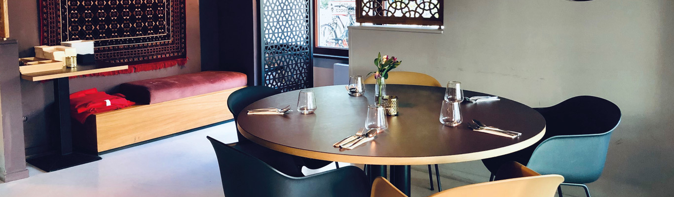Restaurant Maihan: Afghanishe Küche am Eppendorfer Weg Restaurant-Atmosphäre, Tisch mit Wein-Gläsern und Besteck.