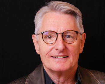 Weinexperte mit Brille, lächelnd, Portrait, Online-Shop