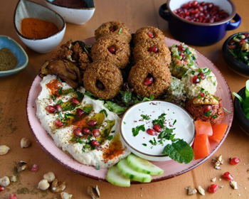 Mediterrane Mezze-Platte mit Granatapfel und Kräutern