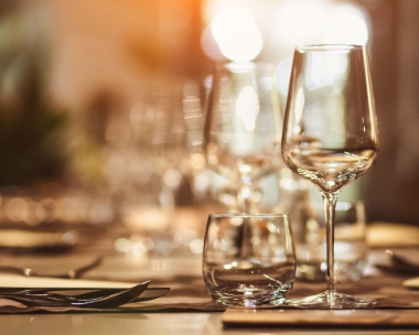 Weingläser stilvoll auf dem gedeckten Tisch