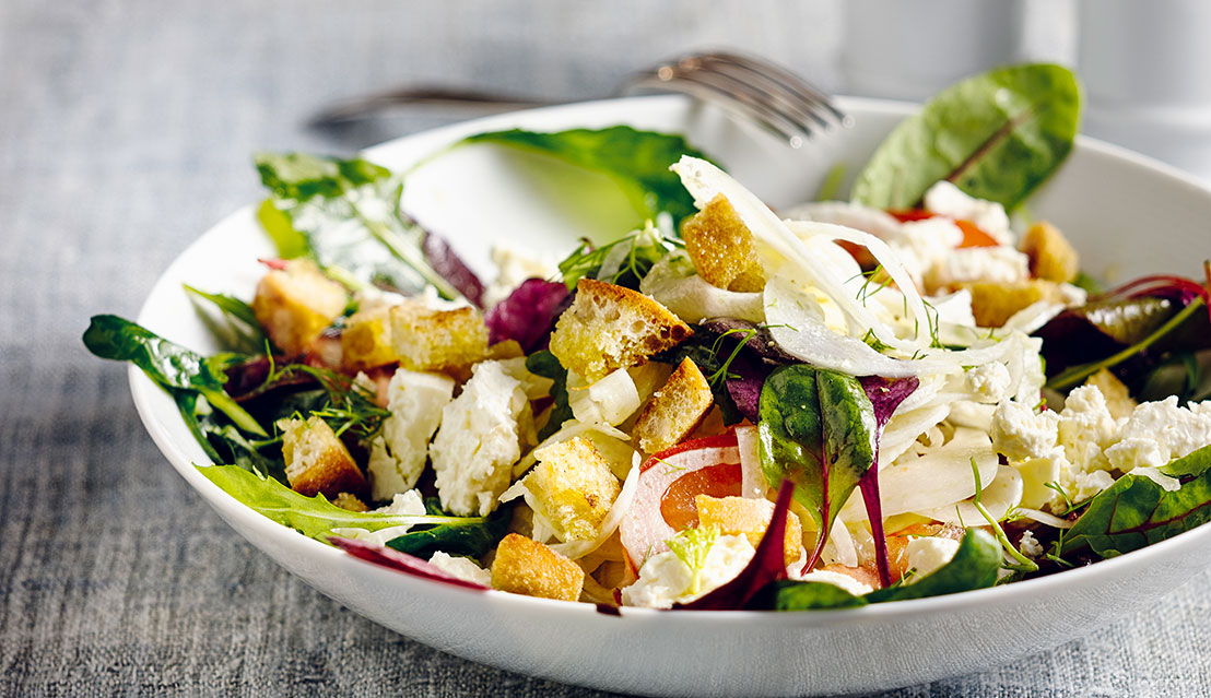 Fenchelsalat mit Schafskäse und Brotkrusties Rezept Fenchelsalat