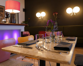 Wein-Genuss-Ambiente: Tisch in modernem Restaurant