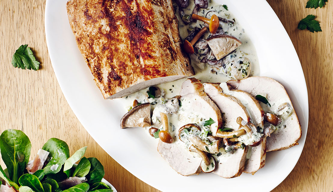 Schweinerückenbraten mit Pilzen in Kräutersahnesauce Rezept Schweinerückenbraten