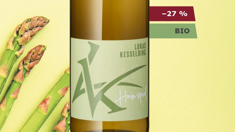 Weinflasche mit Spargel als Hintergrund