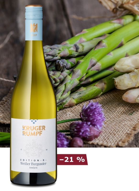 Weinflasche vor Spargelhintergrund