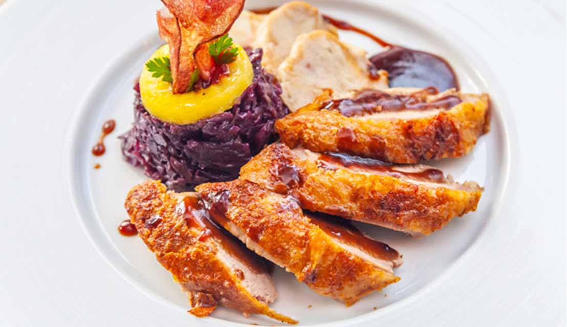Krosse Entenbrust mit Orangenjus, Serviettenknödel und glasiertem Rotkohl Rezept Entenbrust