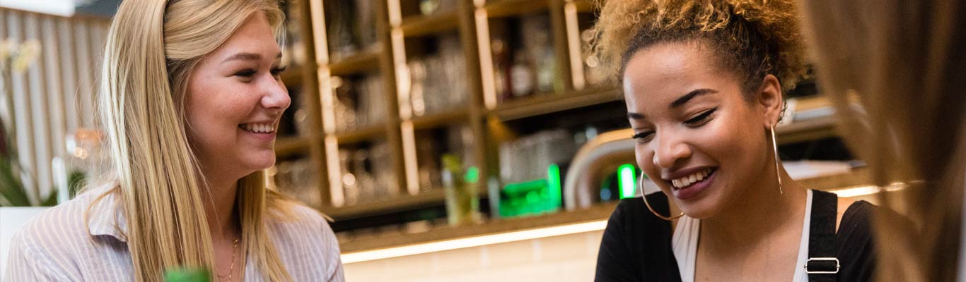 Restaurant Gong: Hamburg ganz(s) weihnachtlich Menü Zwei Frauen beim Weintrinken und Lachen
