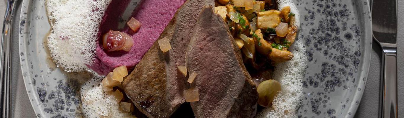 Lieblingsmenü Restaurant Lehmsaler Gebratenes Fleisch mit Beilagen, ideal zum Wein.