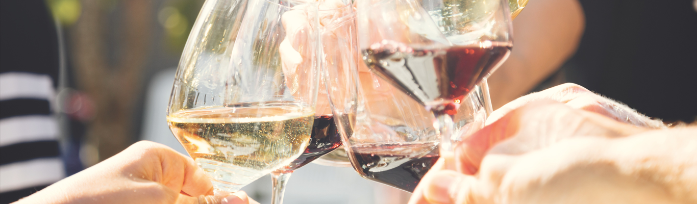 Weingläser die anstoßen