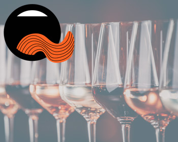 Weinverkostung mit verschiedenen Weinen im Glas