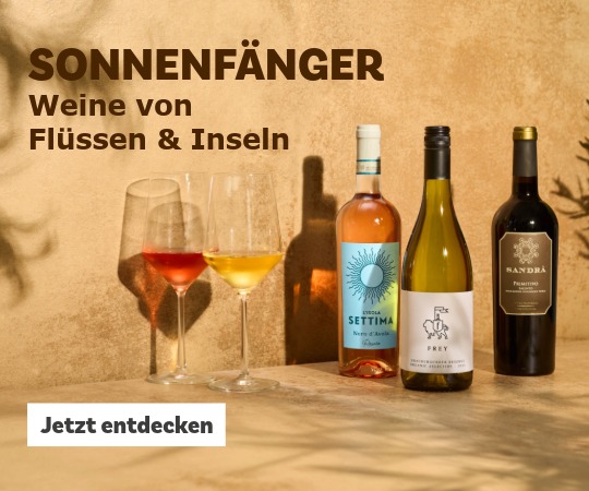 Winflaschen und Gläser auf sonnigem Hintergrund