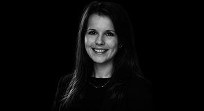 Meet your Winemaker Weingut Kesselstatt Bild von der Winzerin in schwarz-weiss