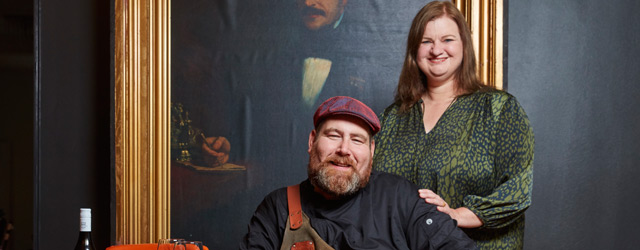 Wein-Experten-Paar im Shop, exklusive Weine entdecken