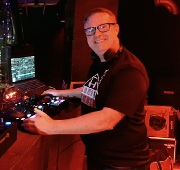 DJ in einem Weinkeller legt Musik auf