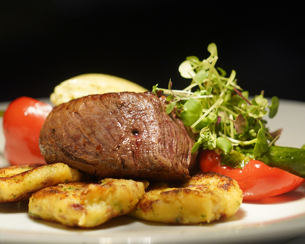 Gebratenes Steak mit Beilagen und Weinempfehlung