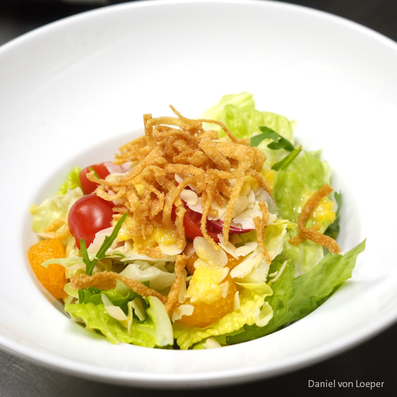 Frischer Salat mit Kirschtomaten und Mandeln