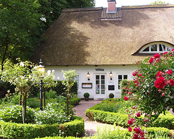 Weinverkostung in malerischem Landhausgarten
