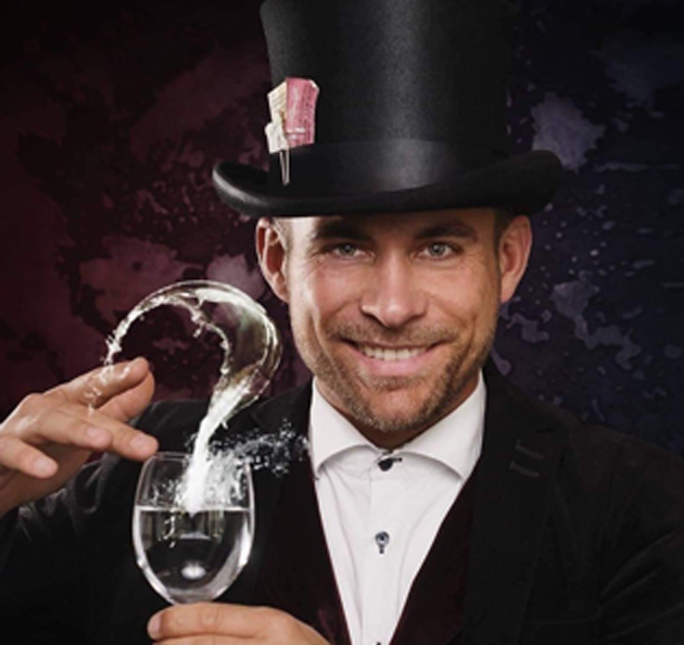 Weinmagier mit Wasser in Weinglas, exklusiver Wein-Genuss