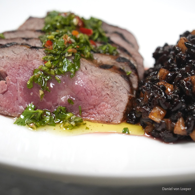 Gebratenes Fleisch mit Kräutern und Weinempfehlung