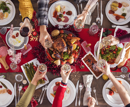 Weingenuss mit Freunden am festlichen Tisch