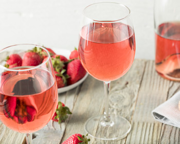 Rosé Wein und Erdbeeren