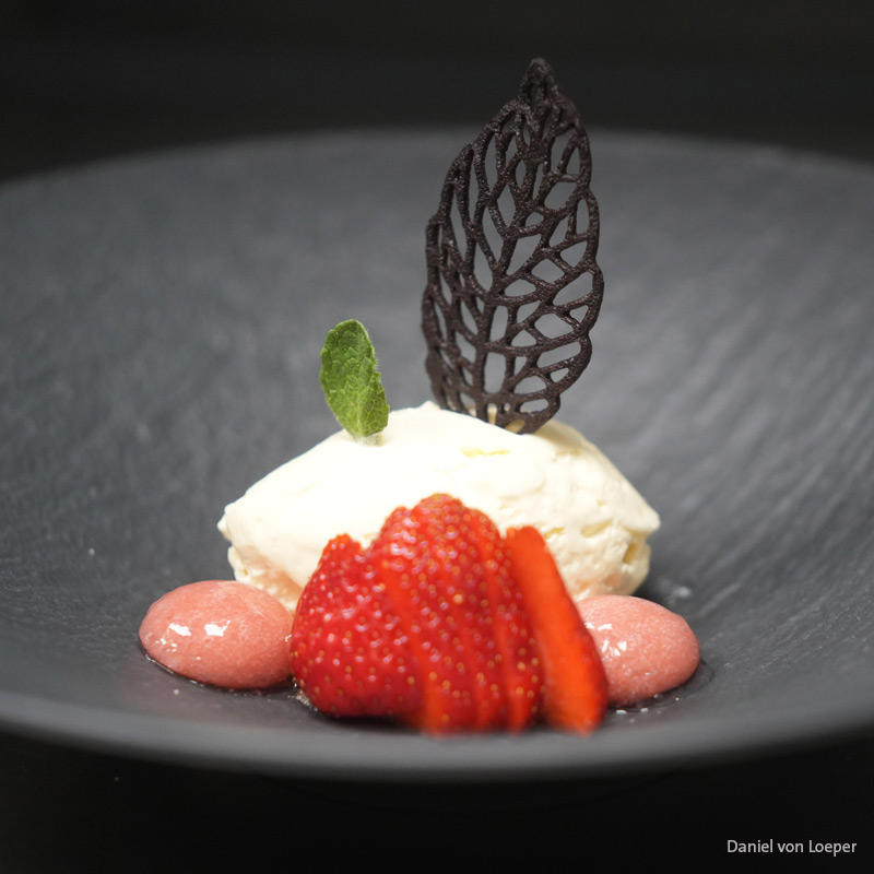 Dessert-Kreation: Erdbeeren, Eiscreme und passender Wein