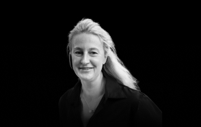 Meet your Winemaker Weingut Sclossmühlenhof Bild von der Winzerin in schwarz-weiss