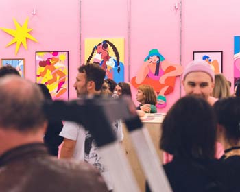 Wein-Veranstaltung mit moderner Kunst im Hintergrund