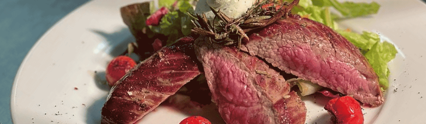 Café Strauß Gebratenes Steak mit Beilagen, passend zum Wein