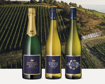 Korrell Wein, drei Flaschen vor Weinberg-Kulisse