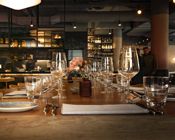 Weinprobe: gedeckter Tisch mit Weingläsern