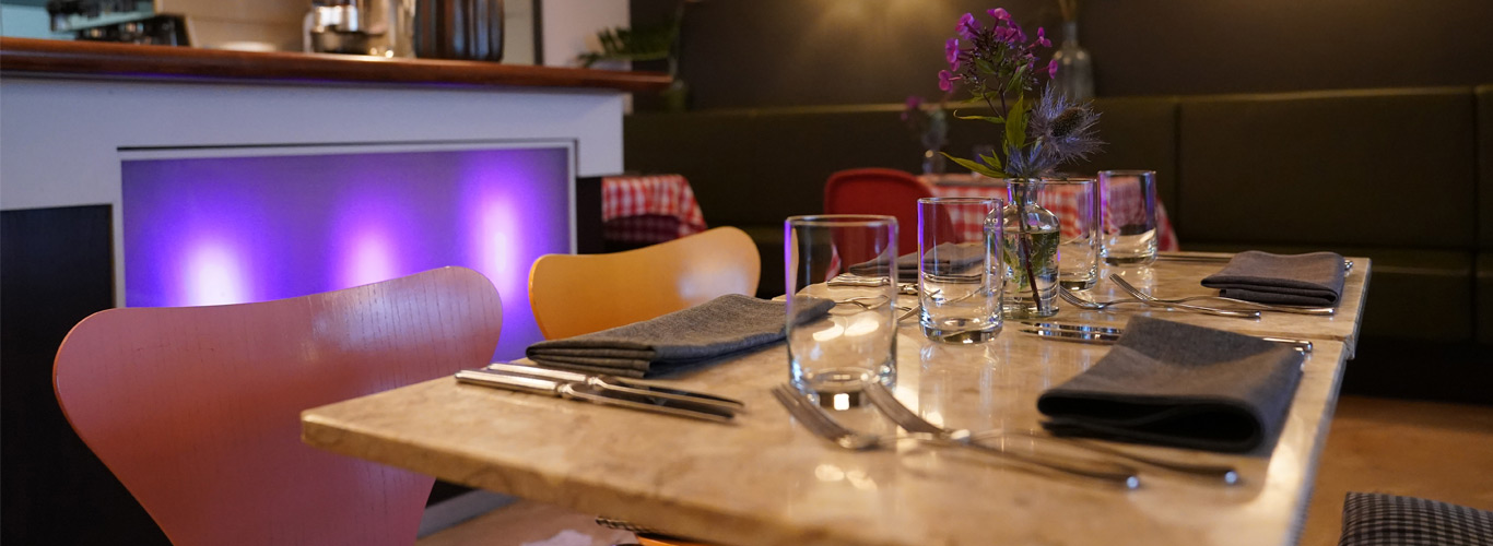 Brüdigams: Hamburg ganz(s) weihnachtlich Menü Gedeckter Tisch im Restaurant, ideal zum Wein genießen