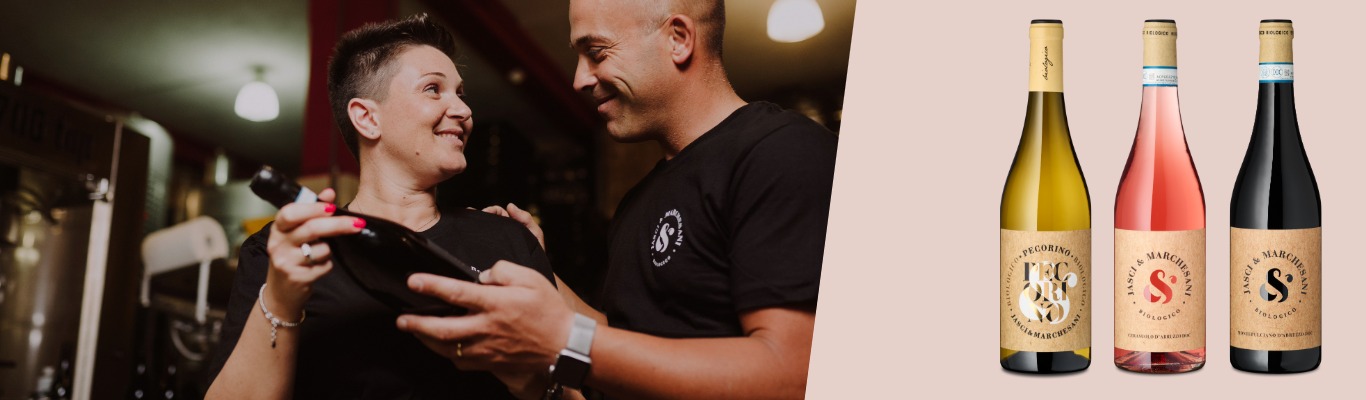 3 Weinflaschen und 2 Personen im Hintergrund