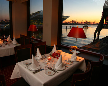 Romantisches Dinner im Restaurant mit Wein Blick