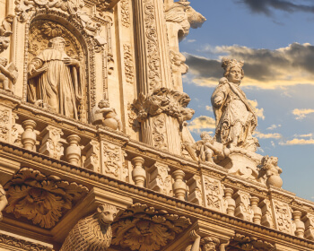 Architektur eines italienischen Weinbergs mit Figuren