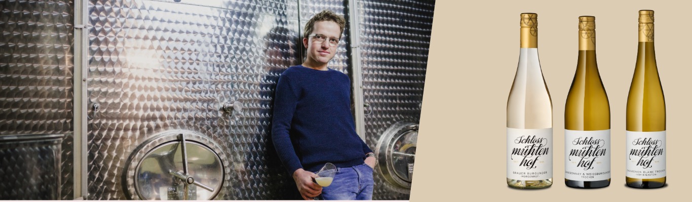 Bild von dem Winzer und den passenden Weinen