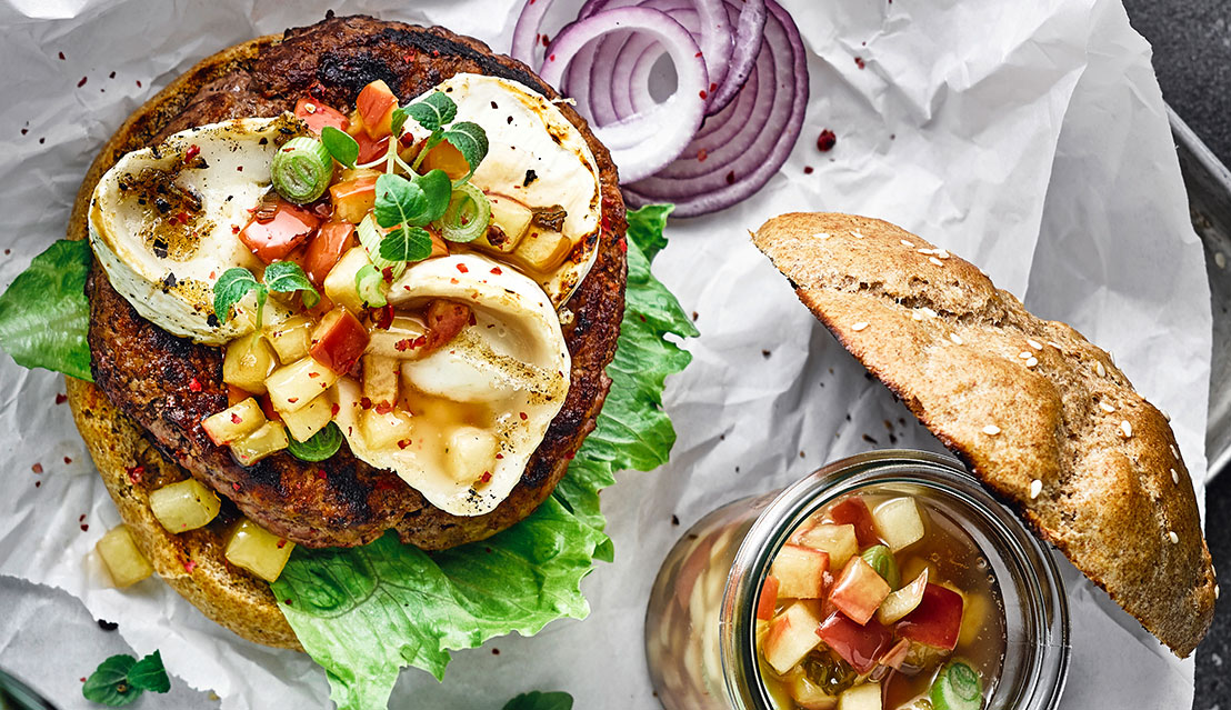 Beef-Burger mit Ziegenkäse und Apfel-Chutney Rezept Beef Burger
