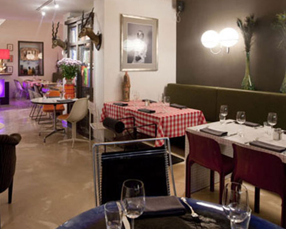 Wein-Restaurant-Atmosphäre mit gedeckten Tischen und Dekoration