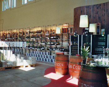 Weinauswahl im Weinkeller, Weinregale und Fässer