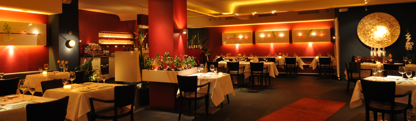 Restaurant Brook: Mediterrane Küche mit asiatischem Einfluss Innenansicht eines edlen Restaurants für Weinliebhaber.