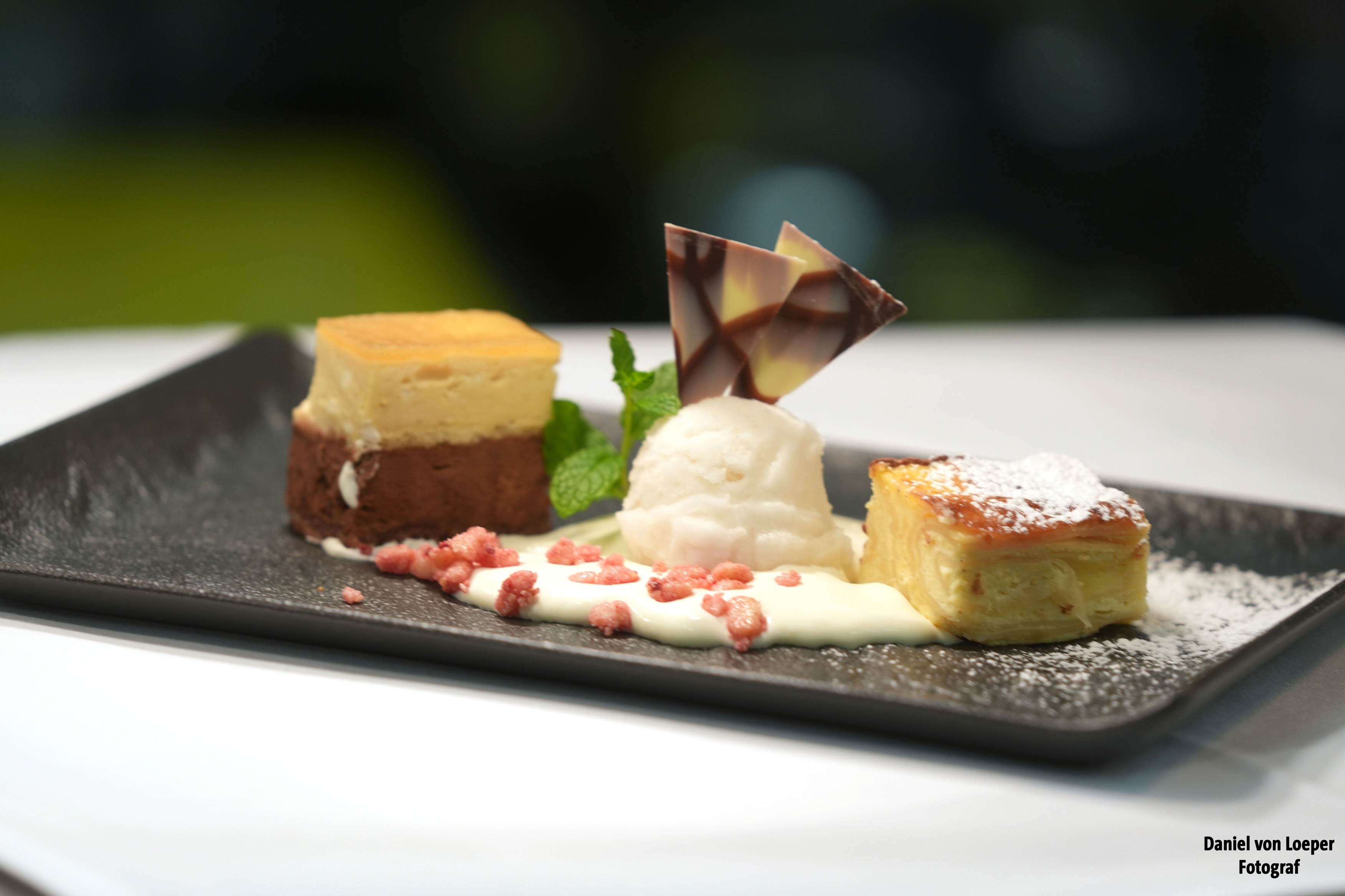 Dessert-Empfehlung, passend zum Wein-Genuss, Süßspeise stilvoll serviert