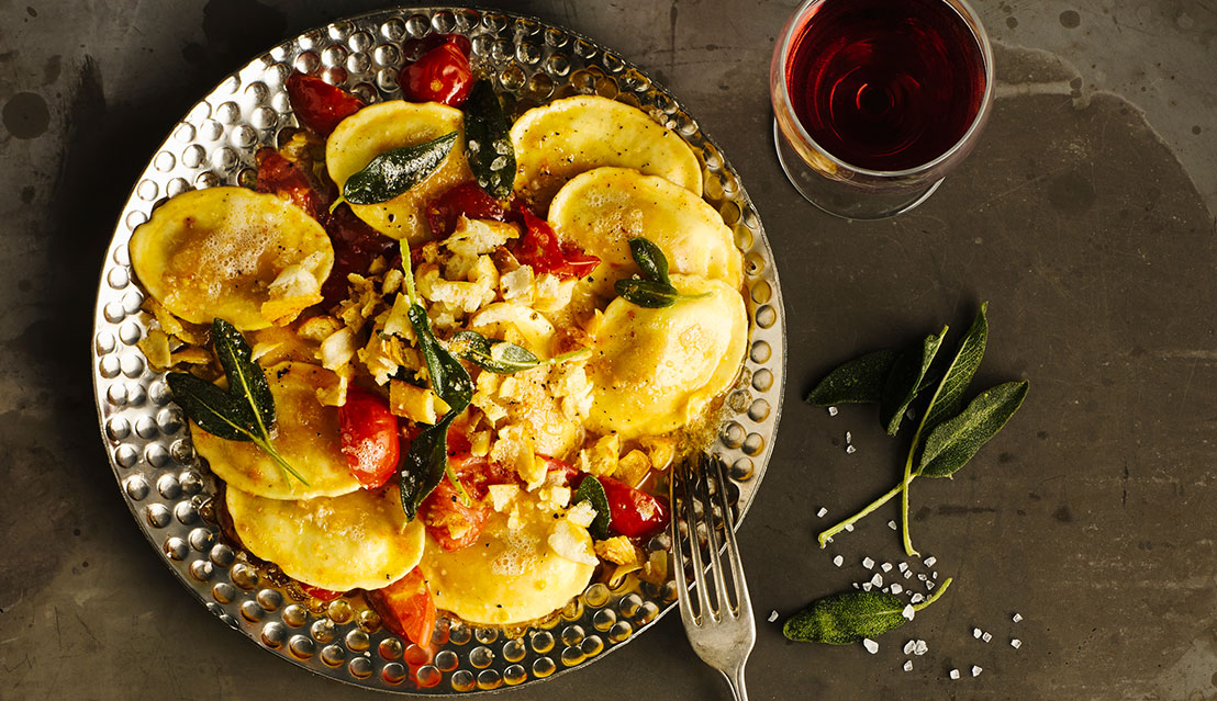 Ravioli gefüllt mit Kürbis in Salbeibutter Rezept Kürbis Ravioli