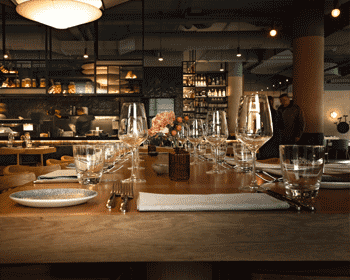 Wein-Tisch mit Gläsern in stilvollem Restaurant