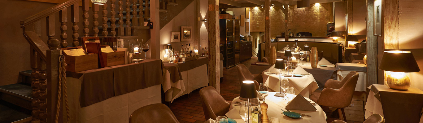 Klewis Menü Gemütliches Restaurant für Weinliebhaber, romantisch beleuchtet.